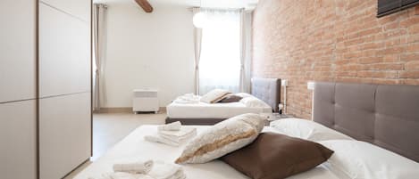 Iron/ironing board, free WiFi, bed sheets