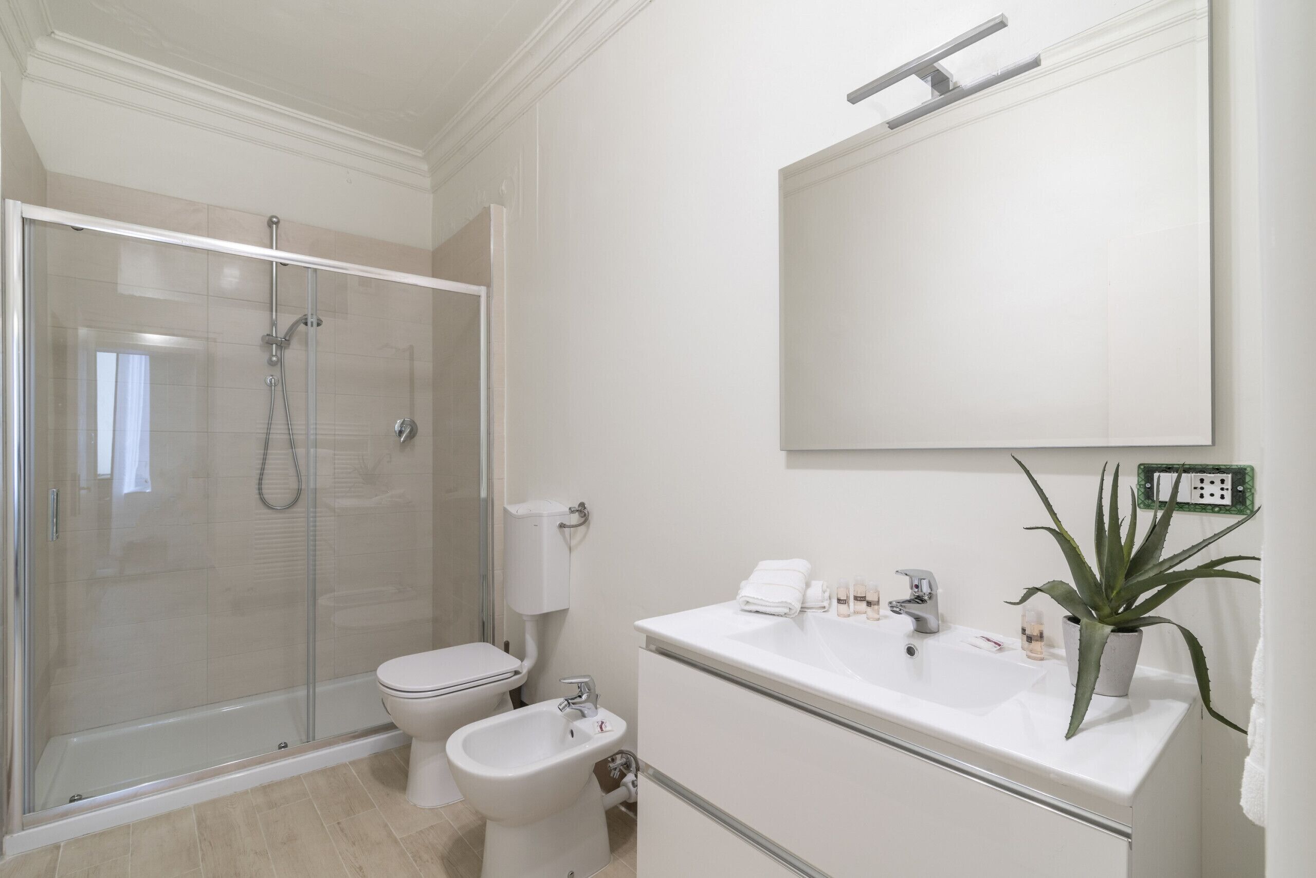 Dusche, Haartrockner, Bidet, Handtücher