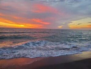 Sun-loungers, beach towels - Blue Tide Escape: Waterfront Home (Port Charlotte)