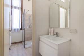 Douche, sĂšche-cheveux, bidet, serviettes fournies