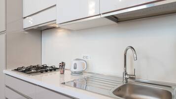 Kühlschrank, Mikrowelle, Geschirrspüler, Toaster