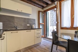 Geladeira, micro-ondas, lava-louças, torradeira