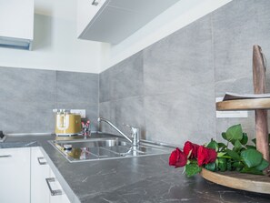 Kühlschrank, Mikrowelle, Geschirrspüler, Toaster