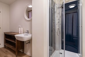 Shower, hair dryer, bidet, towels