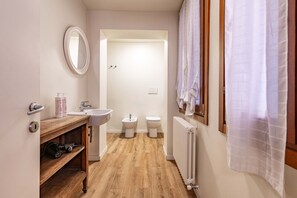 Douche, sèche-cheveux, serviettes fournies, savon