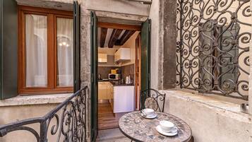 Kühlschrank, Mikrowelle, Geschirrspüler, Toaster