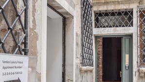 Un estrecho callejón con un cartel que indica los apartamentos Venice Luxury Palace.