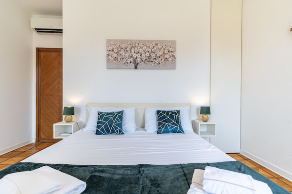 2 slaapkamers, een strijkplank/strijkijzer, gratis wifi, beddengoed