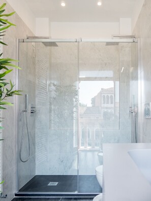 Dusche, Haartrockner, Bidet, Handtücher