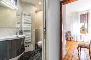 Een douche, een haardroger, een bidet, handdoeken
