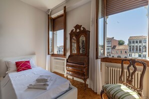 2 bedrooms, iron/ironing board, free WiFi, bed sheets - Spacious Apartment on the Canal by Wonderful Italy (Venecia)