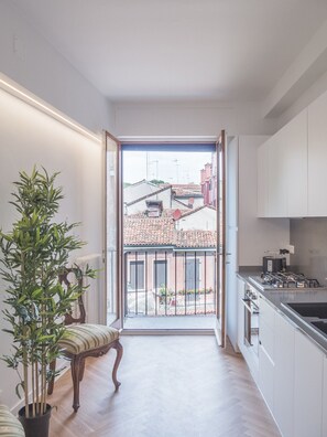 冷蔵庫、電子レンジ、オーブン、食器洗い機