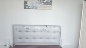 1 dormitorio, tabla de planchar con plancha, wifi y ropa de cama