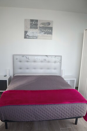 1 slaapkamer, een strijkplank/strijkijzer, wifi, beddengoed