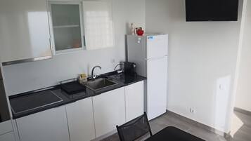 Een koelkast, een microgolfoven, een oven, een kookplaat