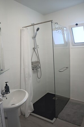 Dusche, Haartrockner, Handtücher, Toilettenpapier