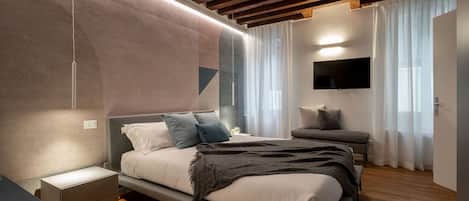 Iron/ironing board, free WiFi, bed sheets