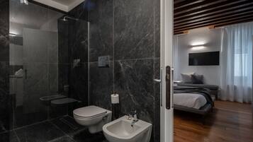 Dusche, Haartrockner, Bidet, Handtücher