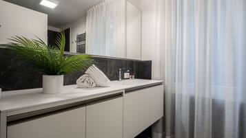 Dusche, Haartrockner, Bidet, Handtücher