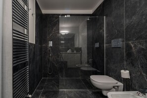 Douche, sèche-cheveux, bidet, serviettes fournies