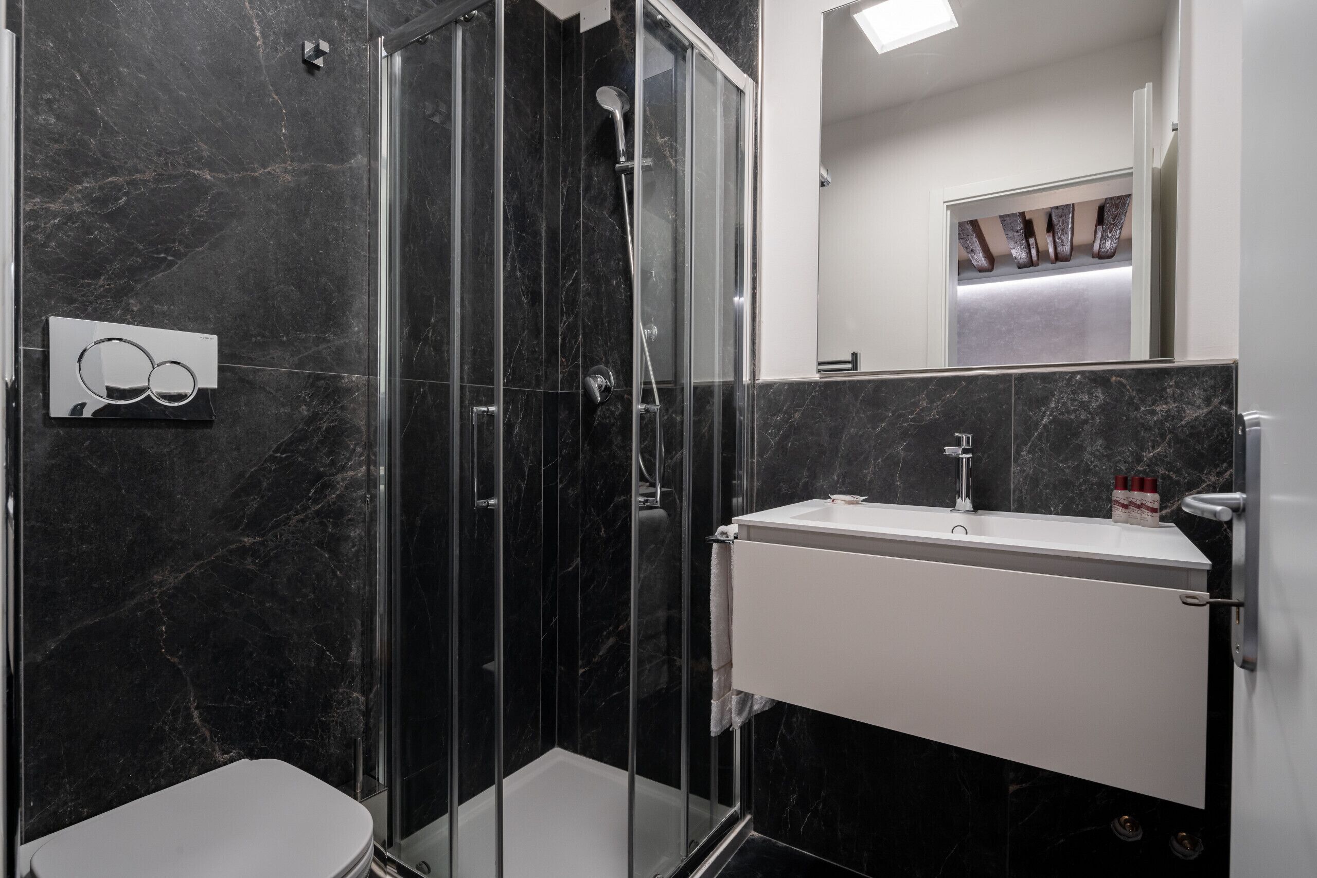 Douche, séchoir à cheveux, bidet, serviettes fournies