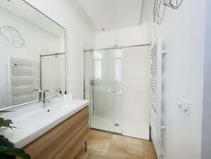 Hair dryer, towels, soap, toilet paper - Spacieux Appartement Lumineux à 5 Minutes de la Gare (Marseille)