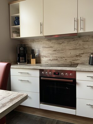 Een koelkast, een kookplaat, een vaatwasser