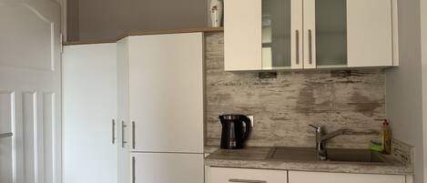 Réfrigérateur, plaque de cuisson, lave-vaisselle, cafetière/bouilloire