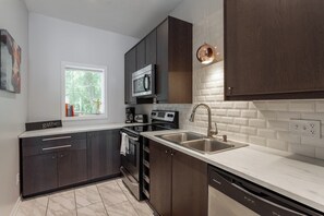 Een koelkast, een microgolfoven, een oven, een kookplaat