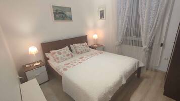 4 habitaciones, tabla de planchar con plancha y acceso a internet