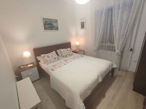 4 chambres, fer et planche à repasser, accès à Internet