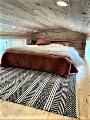 3 bedrooms, internet, bed sheets