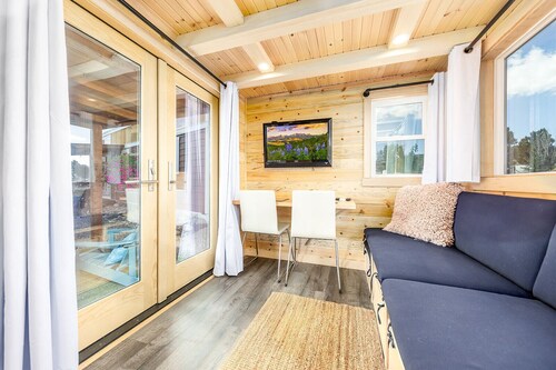 Luxury Tiny Home/Base Camp to Ouray, Telluride/3 Queen beds/Washer & Dryer/Smart TV/Hot Tub Access/Patio w/Mountain Views/ Fire Pit/11 mi to Airport