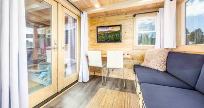 Luxury Tiny Home/Base Camp to Ouray, Telluride/3 Queen beds/Washer & Dryer/Smart TV/Hot Tub Access/Patio w/Mountain Views/ Fire Pit/11 mi to Airport