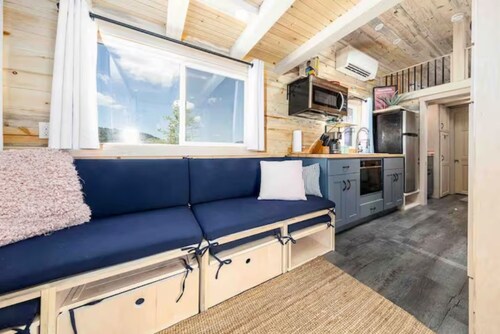 Luxury Tiny Home/Base Camp to Ouray, Telluride/3 Queen beds/Washer & Dryer/Smart TV/Hot Tub Access/Patio w/Mountain Views/ Fire Pit/11 mi to Airport