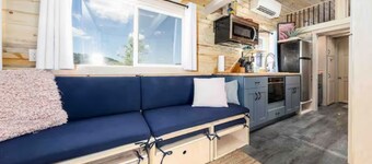 Luxury Tiny Home/Base Camp to Ouray, Telluride/3 Queen beds/Washer & Dryer/Smart TV/Hot Tub Access/Patio w/Mountain Views/ Fire Pit/11 mi to Airport