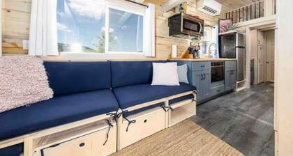 Luxury Tiny Home/Base Camp to Ouray, Telluride/3 Queen beds/Washer & Dryer/Smart TV/Hot Tub Access/Patio w/Mountain Views/ Fire Pit/11 mi to Airport