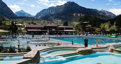 Luxury Tiny Home/Base Camp to Ouray, Telluride/3 Queen beds/Washer & Dryer/Smart TV/Hot Tub Access/Patio w/Mountain Views/ Fire Pit/11 mi to Airport