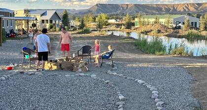 Luxury Tiny Home/Base Camp to Ouray, Telluride/3 Queen beds/Washer & Dryer/Smart TV/Hot Tub Access/Patio w/Mountain Views/ Fire Pit/11 mi to Airport
