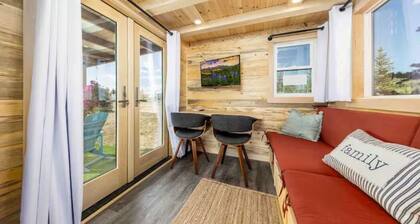 Luxury Tiny Home/Base Camp to Ouray, Telluride/3 Queen beds/Washer & Dryer/Smart TV/Hot Tub Access/Patio w/Mountain Views/ Fire Pit/11 mi to Airport