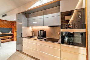 Refrigerador, microondas, horno, lavavajillas