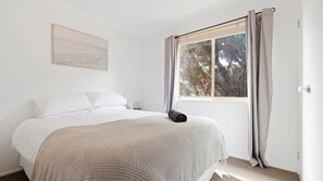 3 bedrooms, iron/ironing board, travel cot, Internet