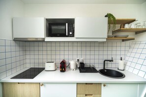 Een koelkast, een magnetron, een oven, een kookplaat