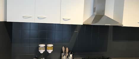 Kühlschrank, Mikrowelle, Ofen, Herdplatte