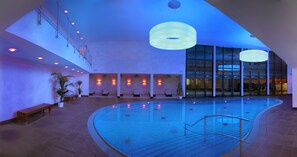 屋内プール、営業時間 7:00 ～ 22:00、プール パラソル、サンラウンジャー