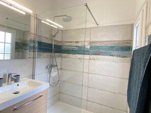 Douche, séchoir à cheveux, savon, shampooing
