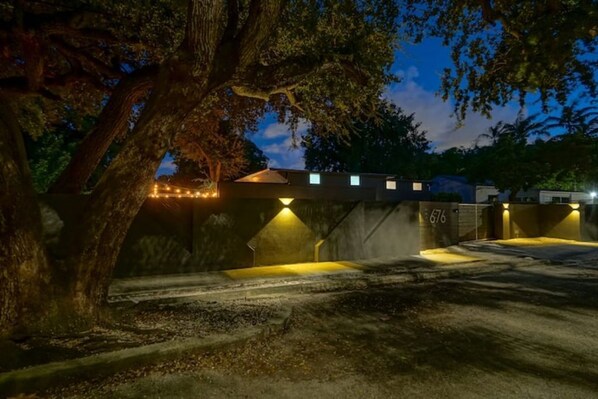 Property grounds - MiMo Luxe Heated Pool/Hot Tub/Private Parking
 (Miami)