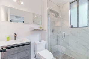 Shower, towels, shampoo - MiMo Luxe Heated Pool/Hot Tub/Private Parking
 (Miami)