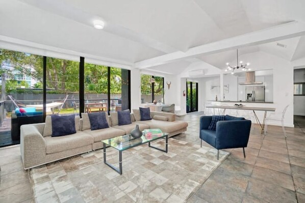 TV - MiMo Luxe Heated Pool/Hot Tub/Private Parking
(Miami)