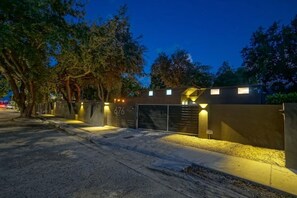 Exterior - MiMo Luxe Heated Pool/Hot Tub/Private Parking
 (Miami)